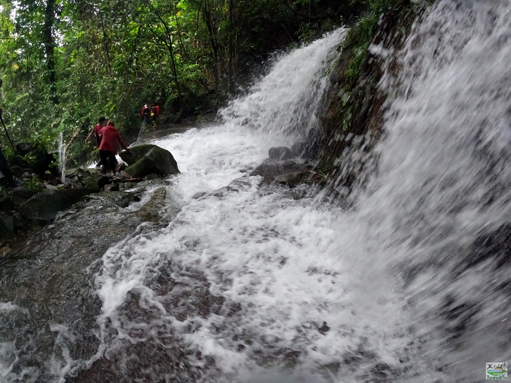 โปรแกรมทัวร์ท่องเที่ยวทริปเดินป่าตาดหินแดง
 -บ้านหนองหลวง เมืองปากซอง สปป.ลาว